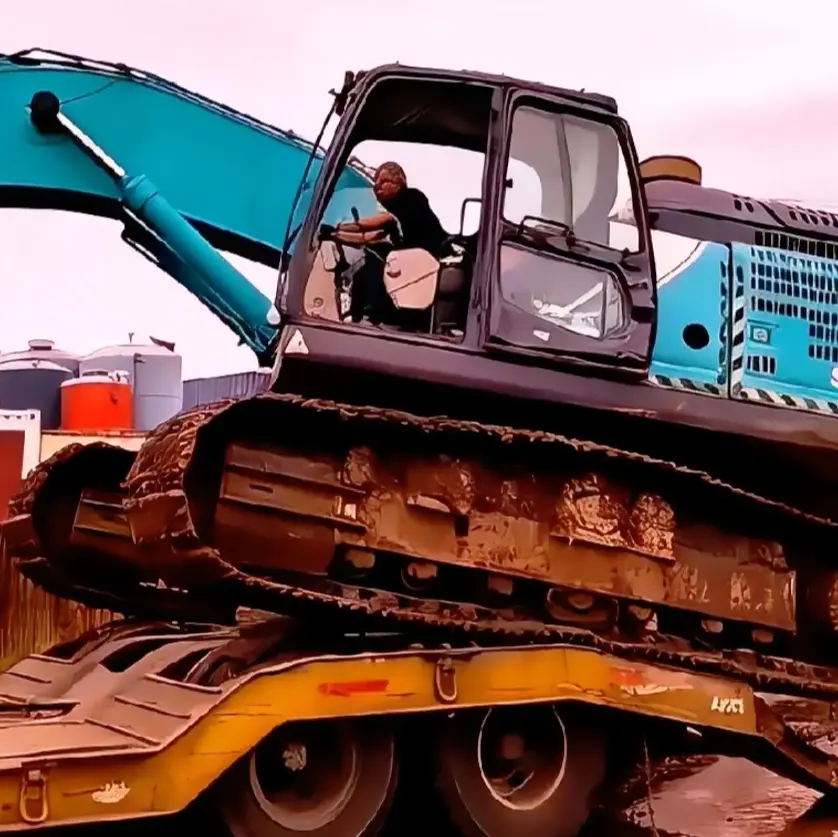 Jasa Angkut Alat Berat: Proses Unloading Kobelco SK330 yang Presisi